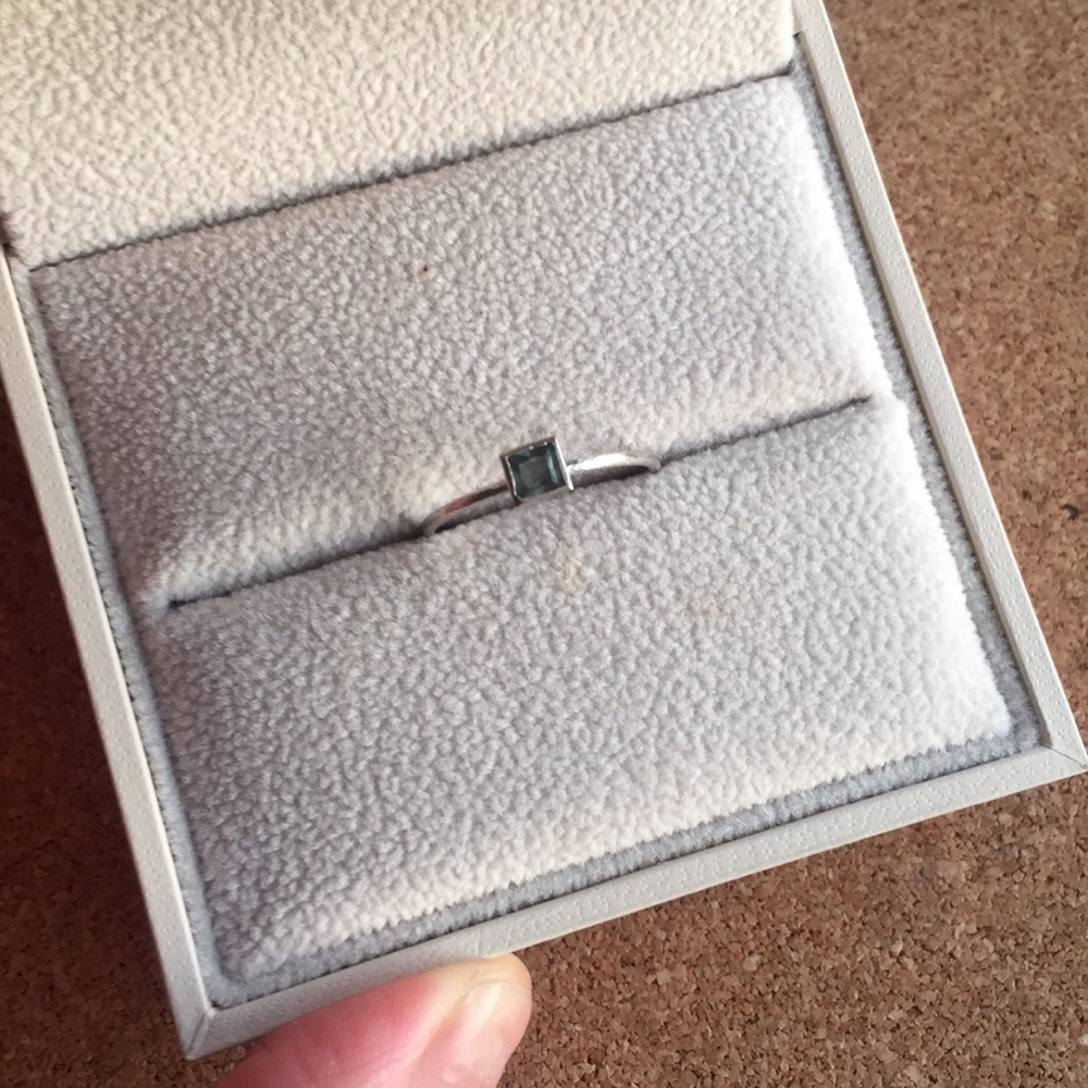 14k white gold green sapphire ring size 5